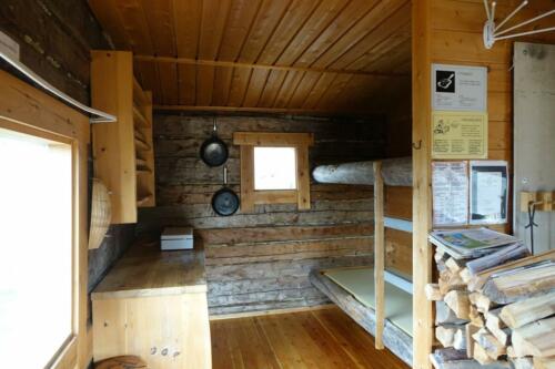 Sotajoen mökin keittiö ja punkat